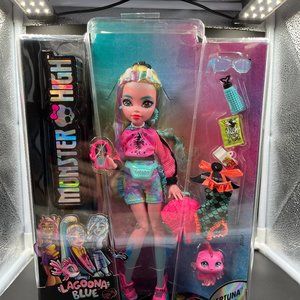 2022 Monster High LAGOONA BLUE Fashion Doll with Pet NEPTUNA